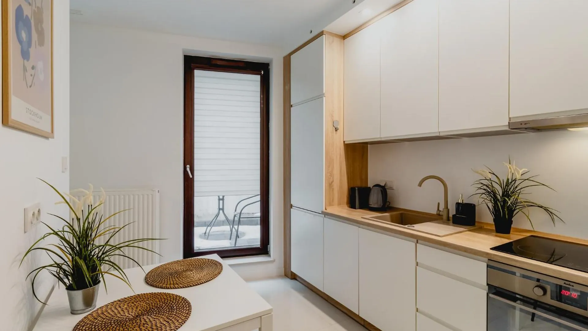 Urban Chic - City Center - Luxury Warsaw Stays - Towarowaab Street